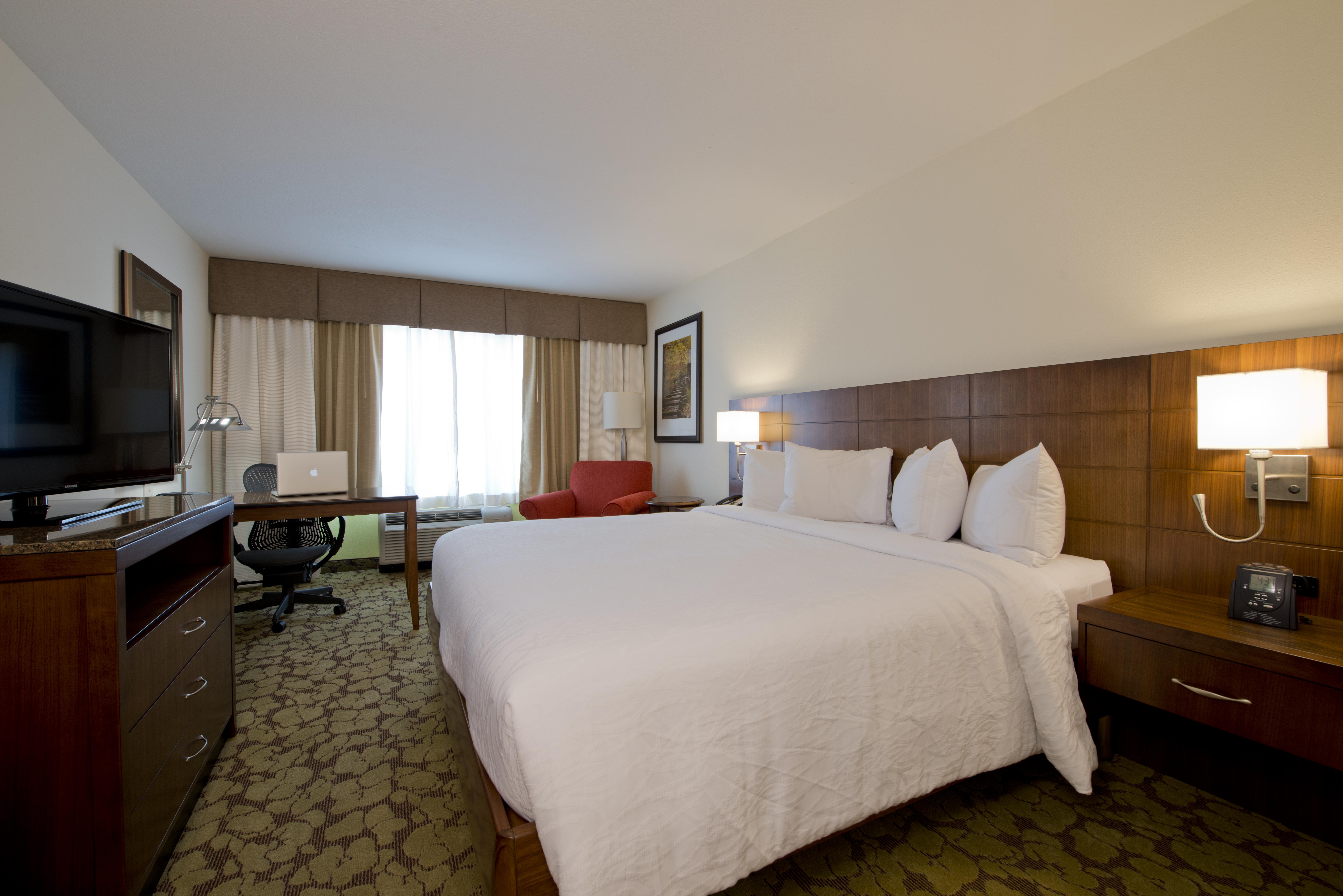 Graduate By Hilton Knoxville Room photo